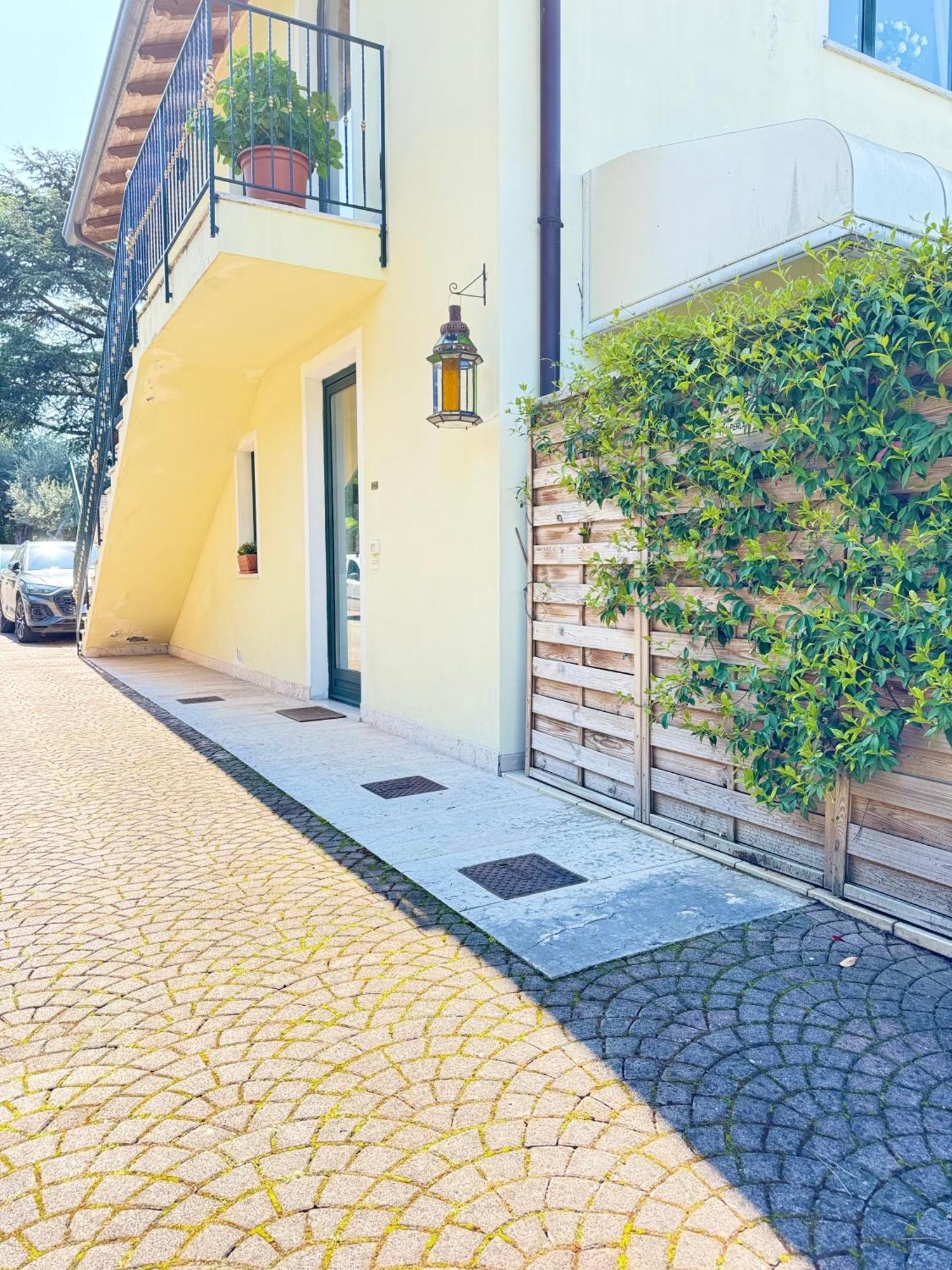 Appartamento La Perla Torri Del Benaco Exterior foto